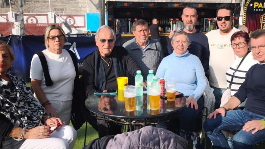 Por la izquierda, Margó Núñez, Carmen Núñez, Jesús Fernández, Alfonso Villarejo, Palmira Malnero, Diego Malnero, Pablo Malnero, Marilí Núñez y Juan Tatti, la familia de Eloy Malnero, ayer, en el Gijón Arena. | O. L.