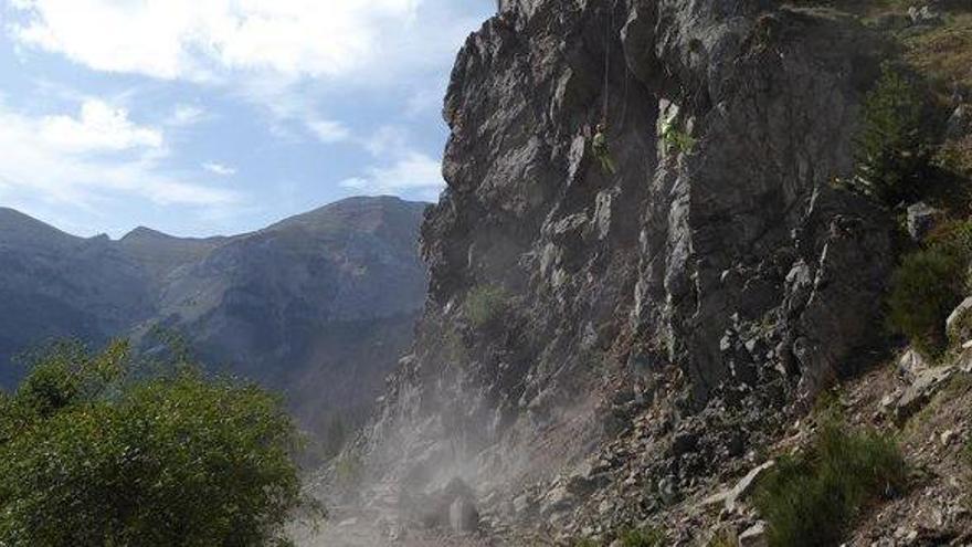 Les parets d&#039;on s&#039;han fet caure els rocs que des de fa molts anys s&#039;han precipitat sobre la pista de prat d&#039;Aguiló