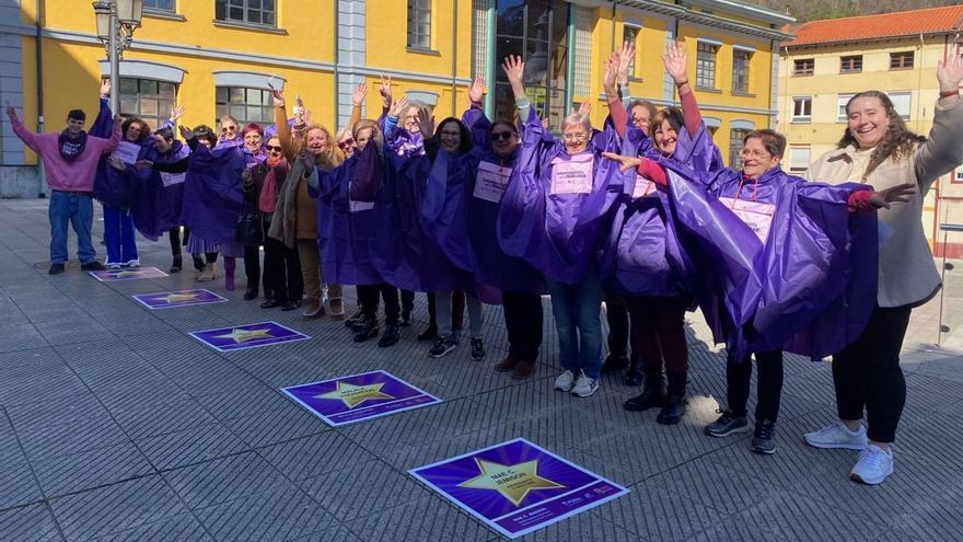 Asistentes a la inauguración del «Paseo de la igualdad» en Sotrondio.