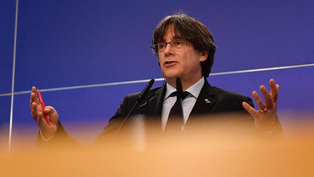 Exiled former Catalan leader and member of European ParliamentCarles Puigdemont speaks during a press conference at the EU Parliament in Brussels on March 9  2021  after the European Parliament lifted his  immunity  along with two fellow Catalan MEP s  as they are wanted by Spain for sedition over the organisation of a banned separatist referendum in 2017  (Photo by JOHN THYS   AFP)