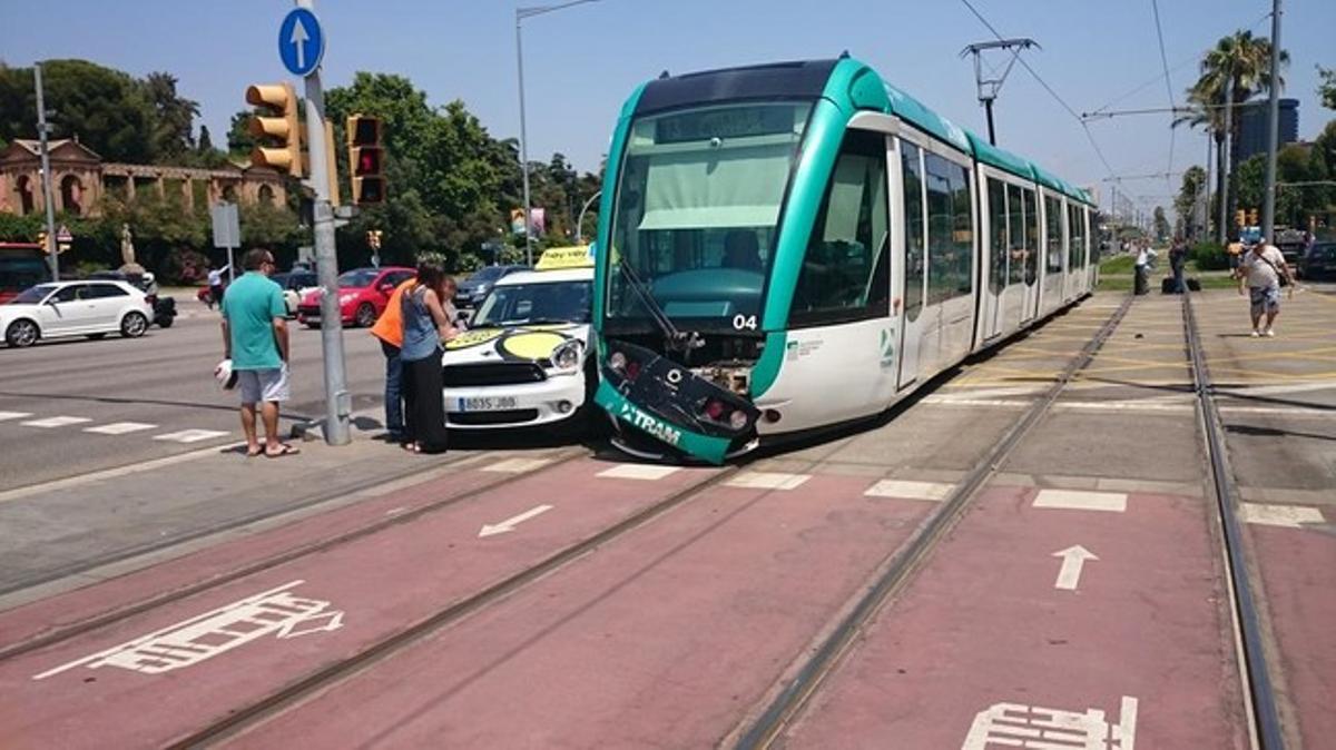 Imatge del vehicle després de xocar contra el Tram a la Diagonal.