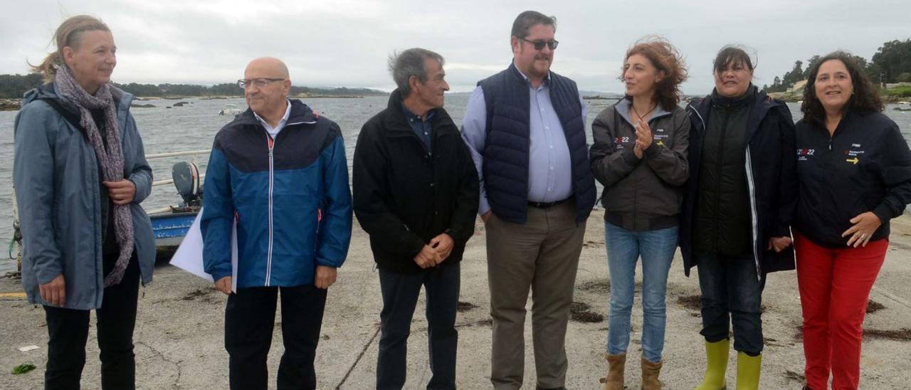 Visita de Ángeles Vázquez a A Illa para presentar el plan de usos del islote.