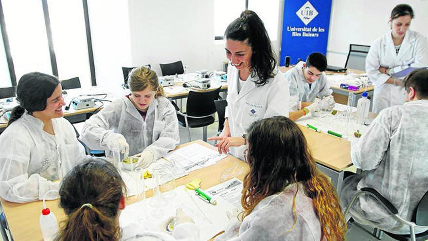 La ibicenca Cati Cardona explica a las alumnas una de las actividades.