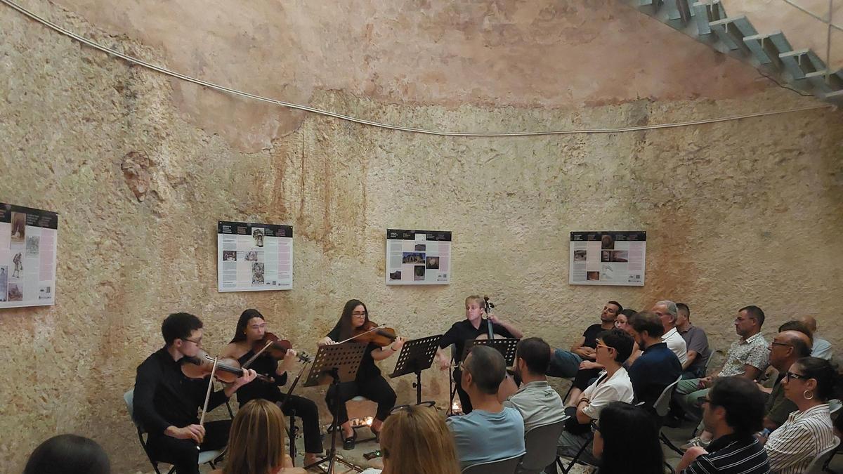 Concierto en el interior de la Cava de Sant Blai de Bocairent.