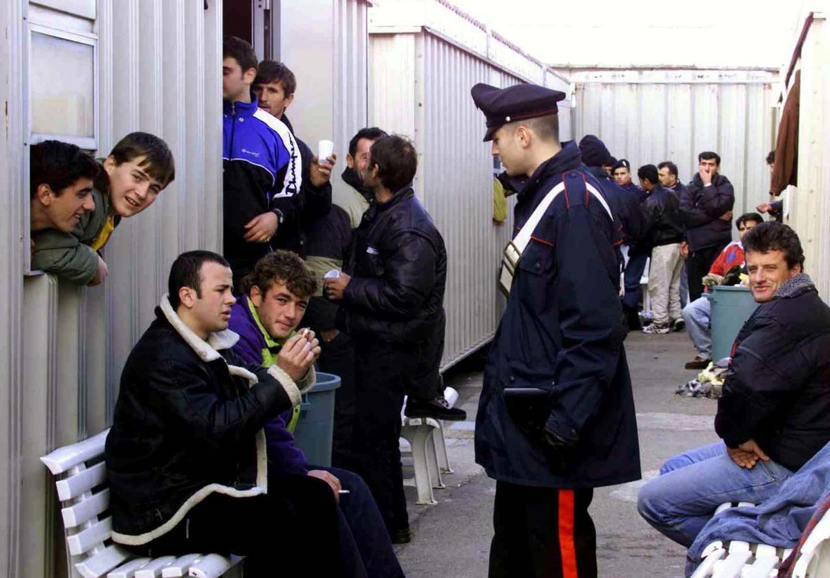 Inmigrantes de Kosovo y del Kurdistán iraquí, en un centro de detención en Otranto, en el sur de Italia.