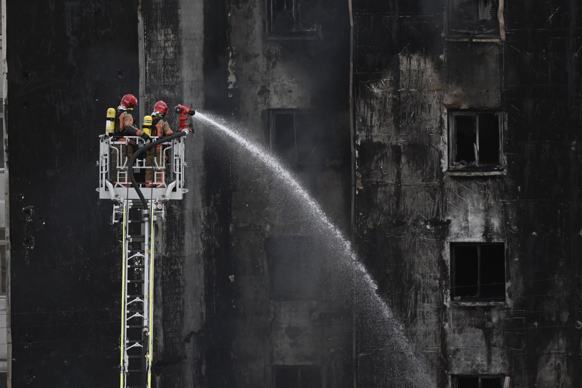 Las imágenes del incendio en un edificio de Castelló