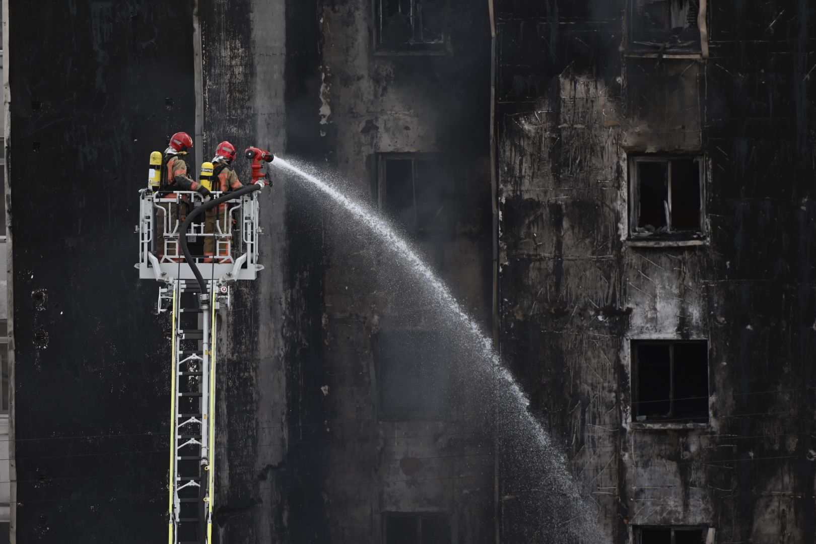 Las imágenes del incendio en un edificio de Castelló