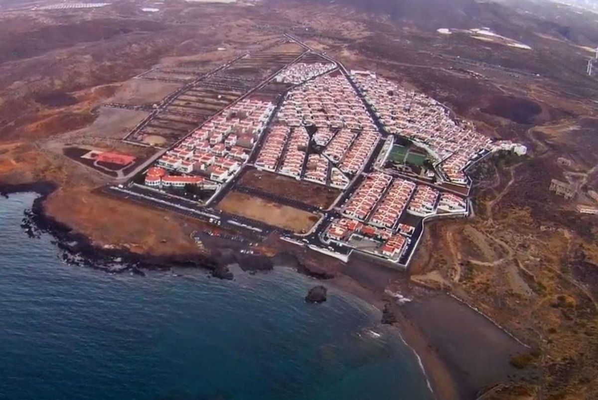 Panorámica de Abades, la localidad en la que se ubicará el nuevo centro escolar del litoral. | | E.D.