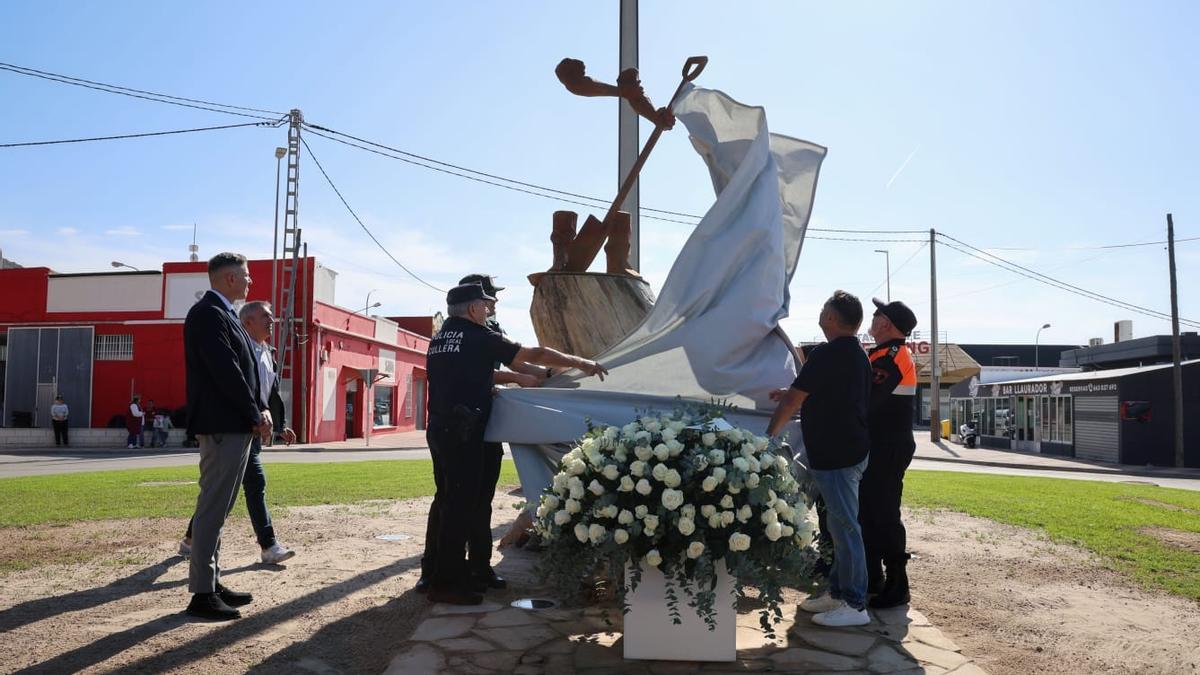La pala y las botas en la escultura instalada en la Plaça del Voluntariat.