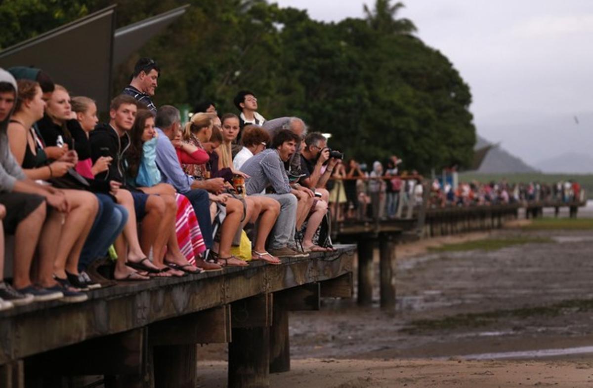 Un grup de turistes admiren l’espectacle del cel australià, aquest dimarts.