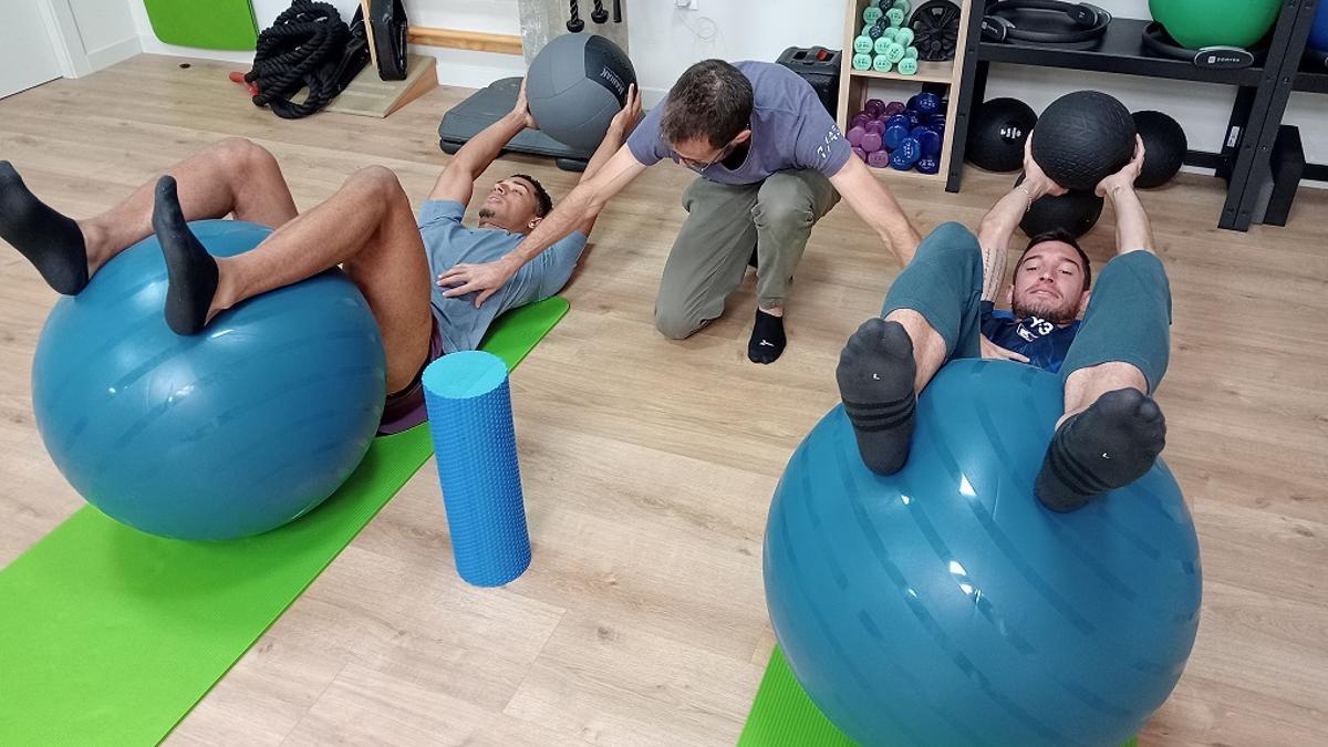 Los atletas y el fisioterapeuta, en una sesión
