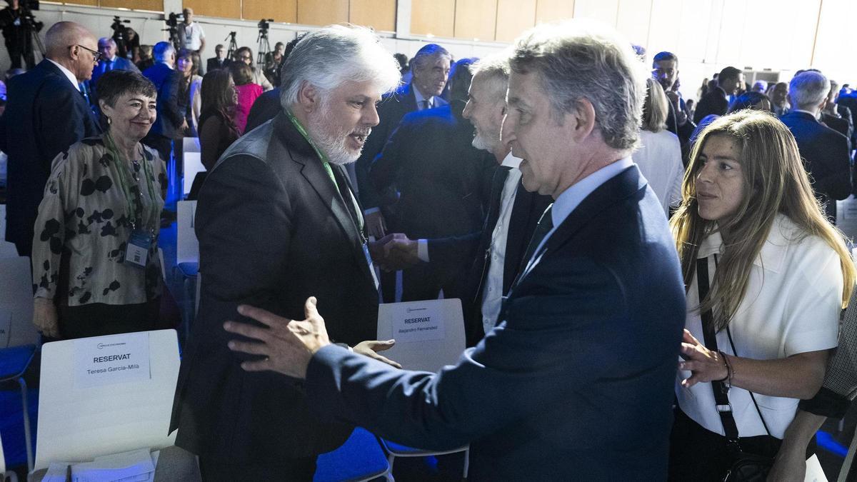 El presidente del PP, Alberto Núñez Feijoo saluda a Albert Batet, de Junts, ayer en la reunión del Cercle dEconomia