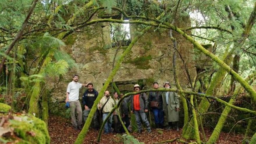 O grupo de exploradores á porta das ruínas de Vichocuntín.