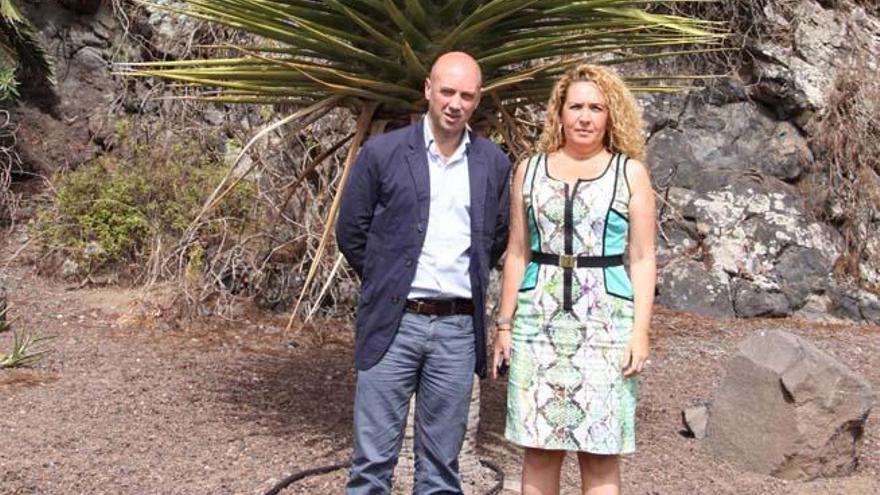 La consejera de Medio Ambiente, María del Mar Arévalo, con el nuevo director del Jardín Canario, Juli Caujapé