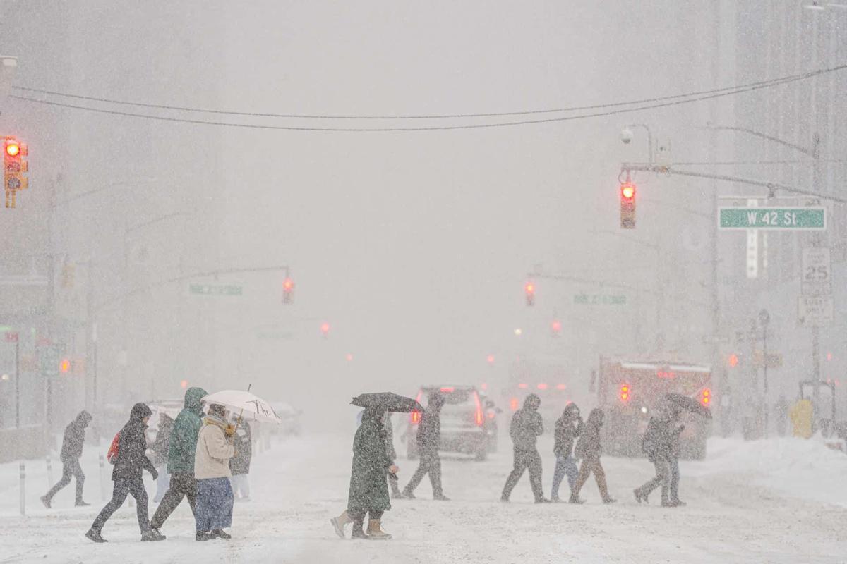 Un grupo de personas camina durante la nevada del pasado 25 de enero, en Manhattan (Estados Unidos).