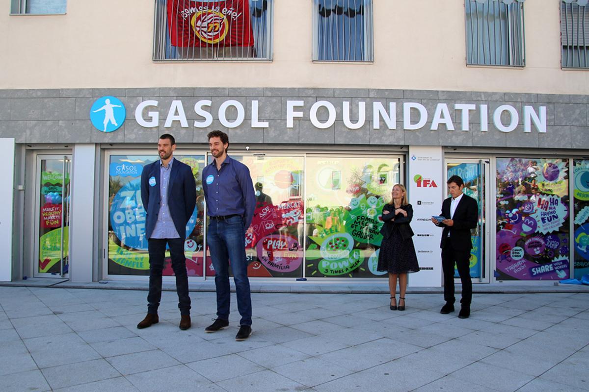 Els germans Gasol, en la inauguració de la nova seu de la seva fundació a Sant Boi.