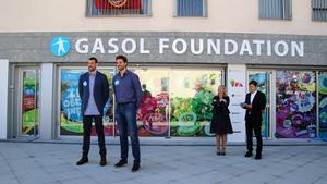 Los hermanos Gasol, en la inauguración de la nueva sede de su fundación en Sant Boi.