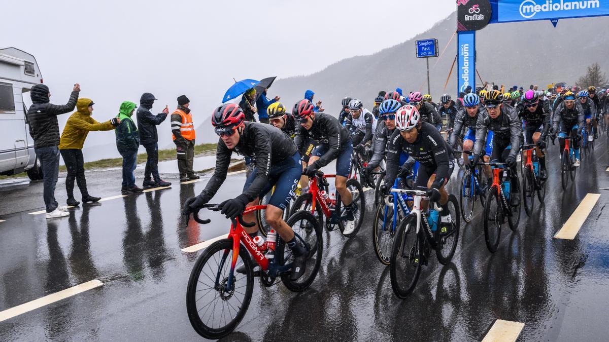 Simplon Pass (Switzerland Schweiz Suisse), 20/05/2023.- Cyclists cross in the rain the Simplon Pass during the 14th stage of the 2023 Giro d'Italia cycling race over 194 km from Sierre to Cassano Magnago, Switzerland, 20 May 2023. (Ciclismo, Suiza) EFE/EPA/JEAN-CHRISTOPHE BOTT