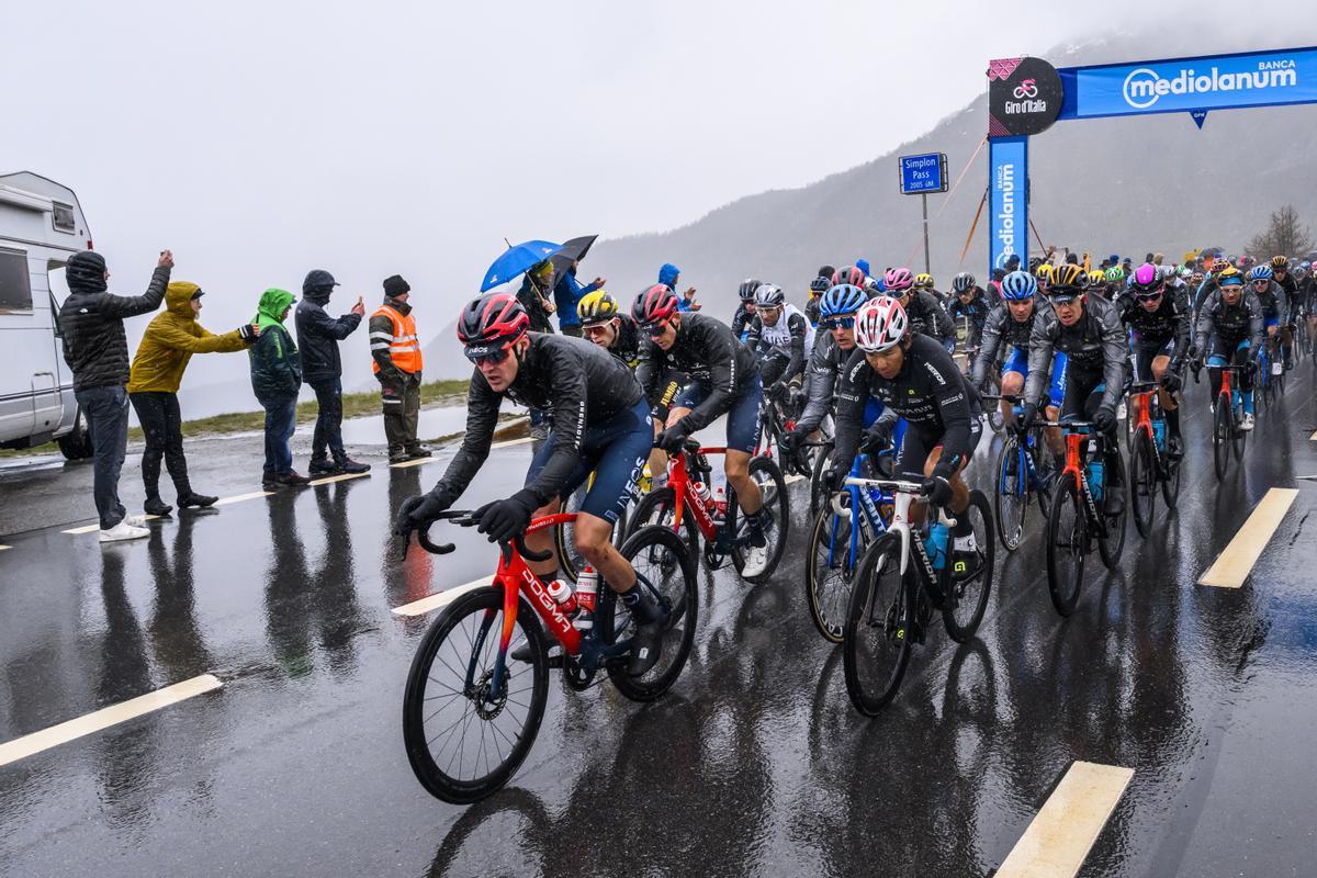 Simplon Pass (Switzerland Schweiz Suisse), 20/05/2023.- Cyclists cross in the rain the Simplon Pass during the 14th stage of the 2023 Giro d’Italia cycling race over 194 km from Sierre to Cassano Magnago, Switzerland, 20 May 2023. (Ciclismo, Suiza) EFE/EPA/JEAN-CHRISTOPHE BOTT