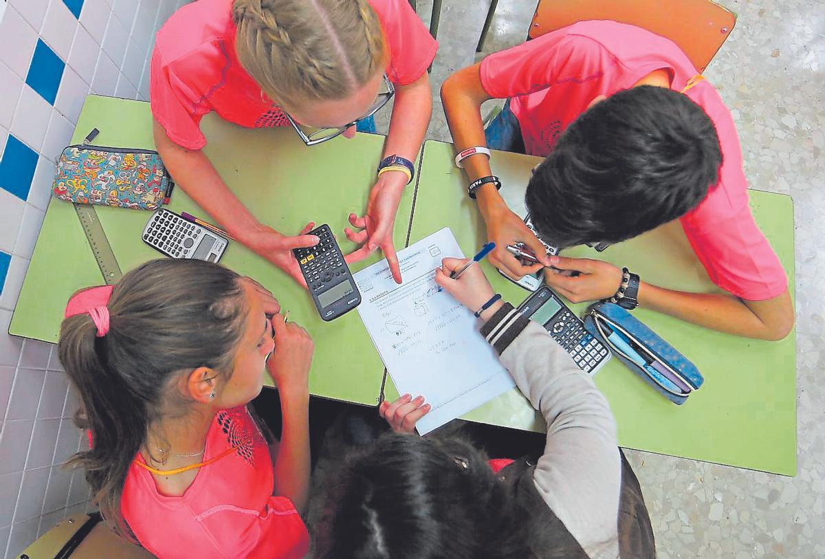 Resolent un problema en equip en una Olimpiada de la SEMCV.