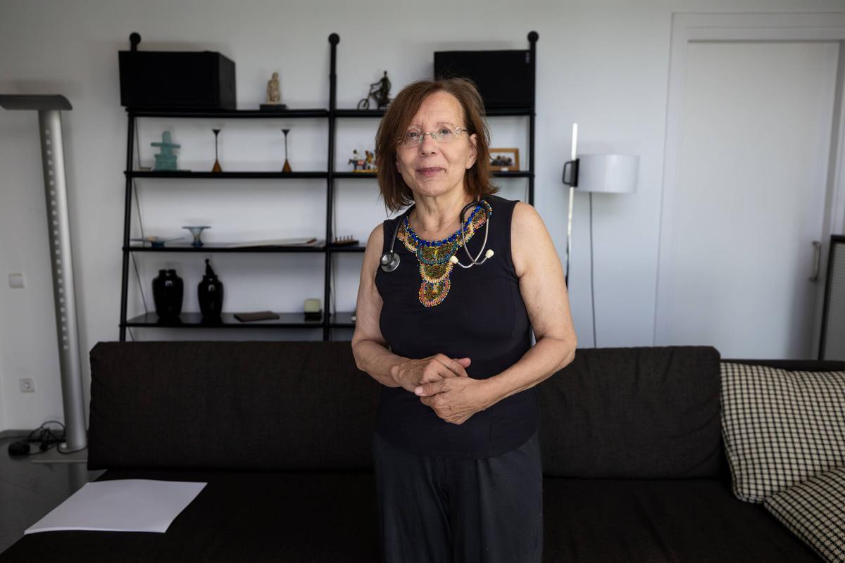 Barcelona 22/07/2025 Política Sección de verano 'De la política se sale'. - Montserrat Tura, que tras ser consellera se incorporó de nuevo al mundo sanitario en el Hospital de Palamós, fotografiada en su casa de Mollet. AUTOR: JORDI OTIX