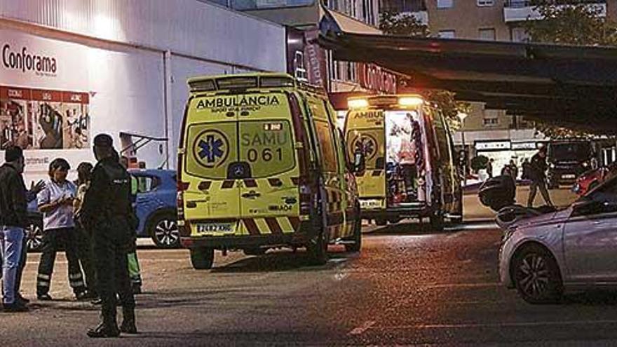 Policías y efectivos sanitarios, el pasado viernes en la tienda de muebles donde se cometió el crimen en la calle Aragó, en Palma.