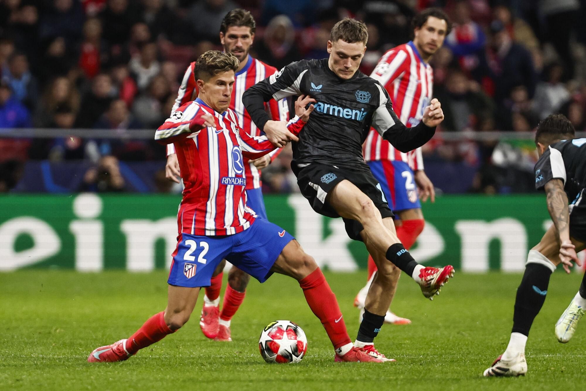 MADRID, 21/01/2025.- El centrocampista del Bayer Leverkusen Florian Wirtz (d) disputa un balón con el extremo del Atlético de Madrid Giuliano Simeone (i) durante el encuentro correspondiente a la fase regular de la Liga de Campeones que disputan hoy martes Atlético de Madrid y Bayer Leverkusen en el estadio Metropolitano, en Madrid. EFE/ Sergio Pérez