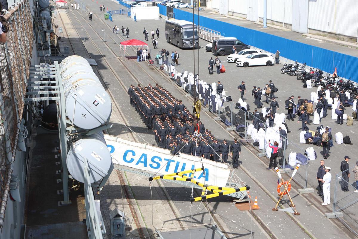 Alumnos de la Escuela Naval de Marín formando antes de embarcar en el buque 'Castilla'