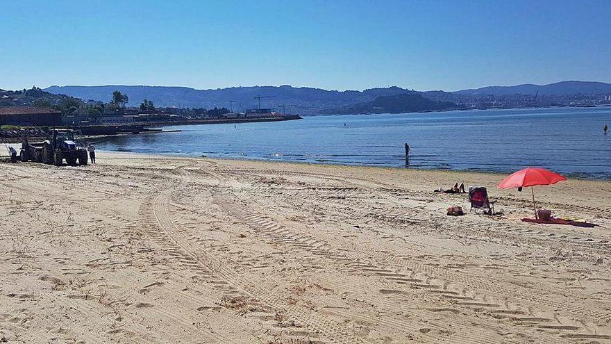 Moaña acelera la limpieza de playas. La máquina limpia-playas de Moaña finalizaba ayer los trabajos en el arenal de A Xunqueira, en donde ya había bañistas por la mañana. Estos días también quedaron listos los de O Con y O Arnado. Con el personal del plan concellos se limpiarán los más pequeños.