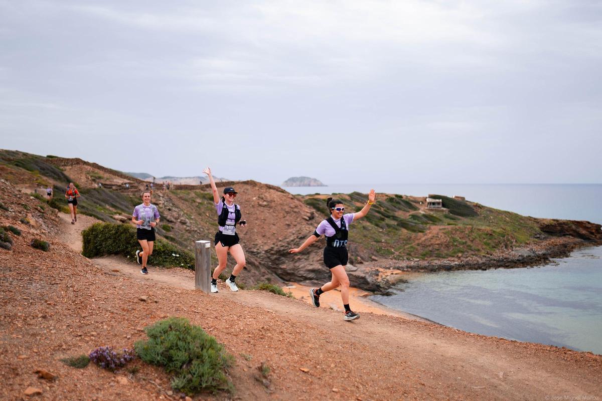 Imagen de corredoras en la Camí de Cavalls