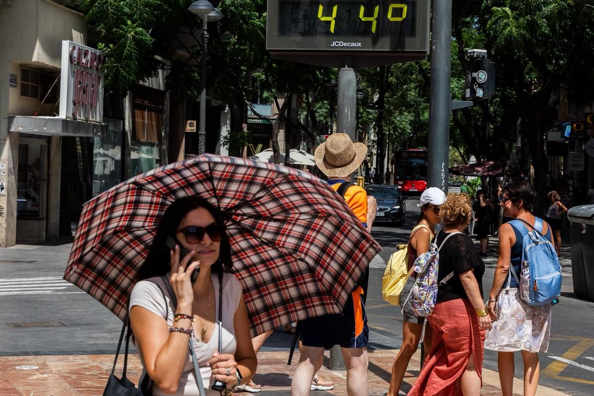 la Agencia Estatal de Meteorología (Aemet) mantuvo activado el aviso rojo por temperaturas extremas en todo el litoral de Valencia y el litoral norte de Alicante.