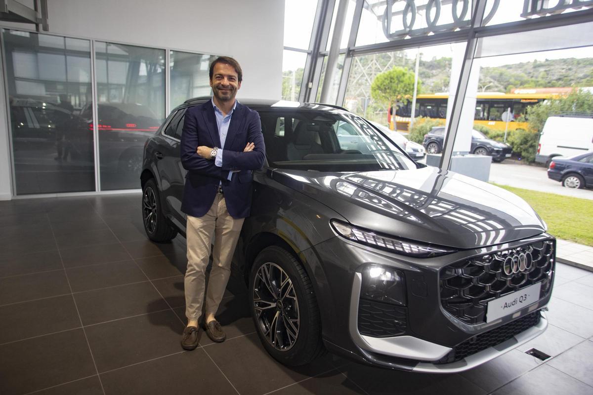 Alberto Pascual, director de ventas de Audi Motor Pacífico Levante junto al nuevo Audi Q3.