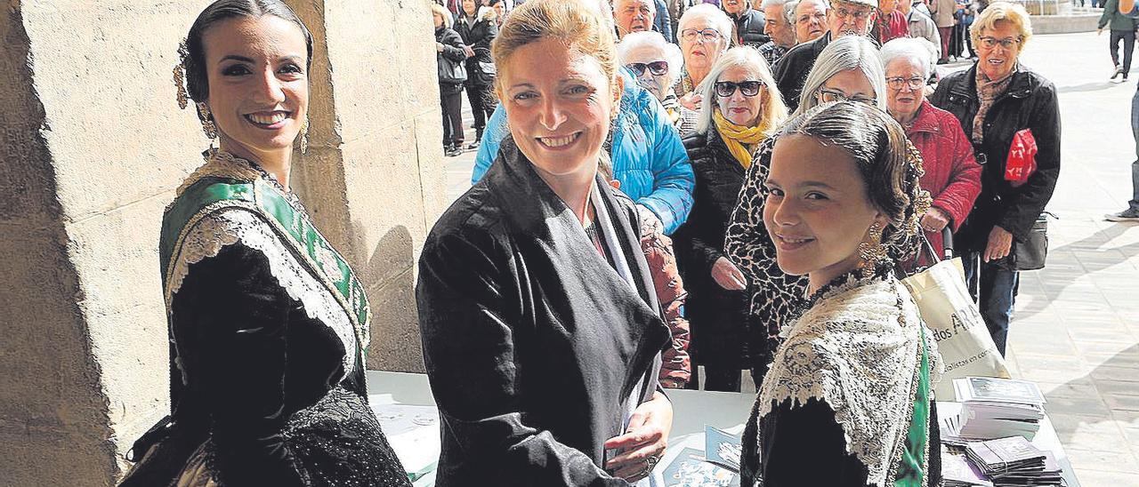 La alcaldesa de Castelló con las reinas de las fiestas, Carmen Molina y Gal.la Calvo, en el reparto de ‘llibrets’ del 2020.