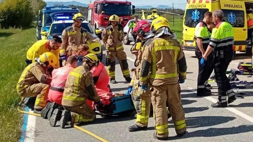 Els serveis d'emergències treballant en un accident de dos cotxes a la GI-674 a Caldes de Malavella durant el 2024.