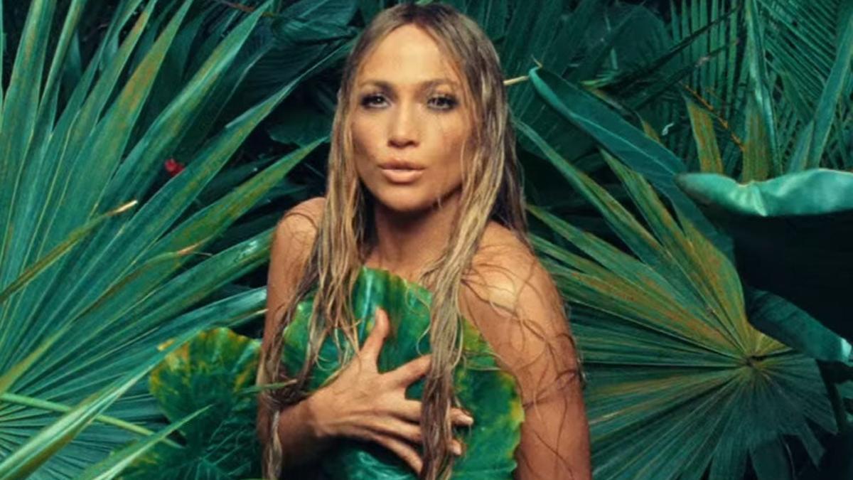Jennifer Lopez, con una hoja en su videoclip 'Ni tú ni yo'