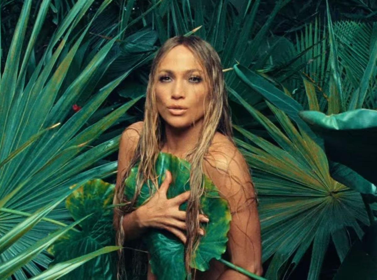 Jennifer Lopez, con una hoja en su videoclip 'Ni tú ni yo'