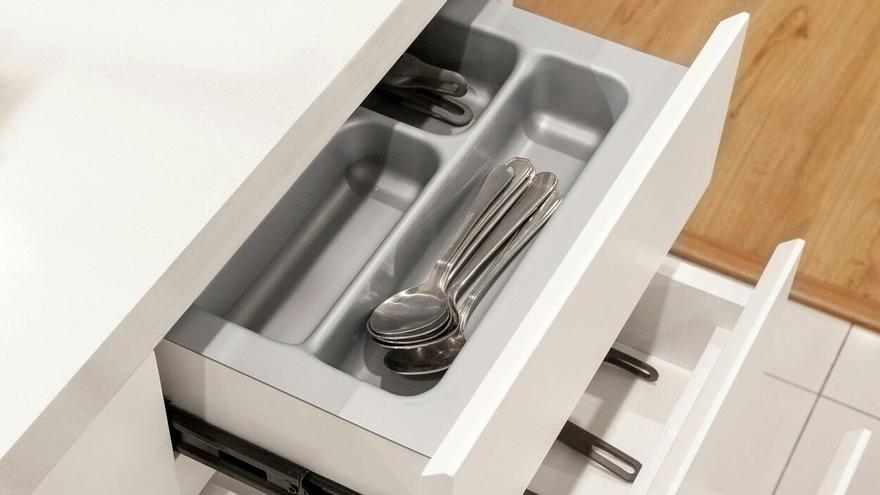 Adiós a los cajones de la cocina: la solución con perchas de Ikea que puedes colocar en cualquier parte