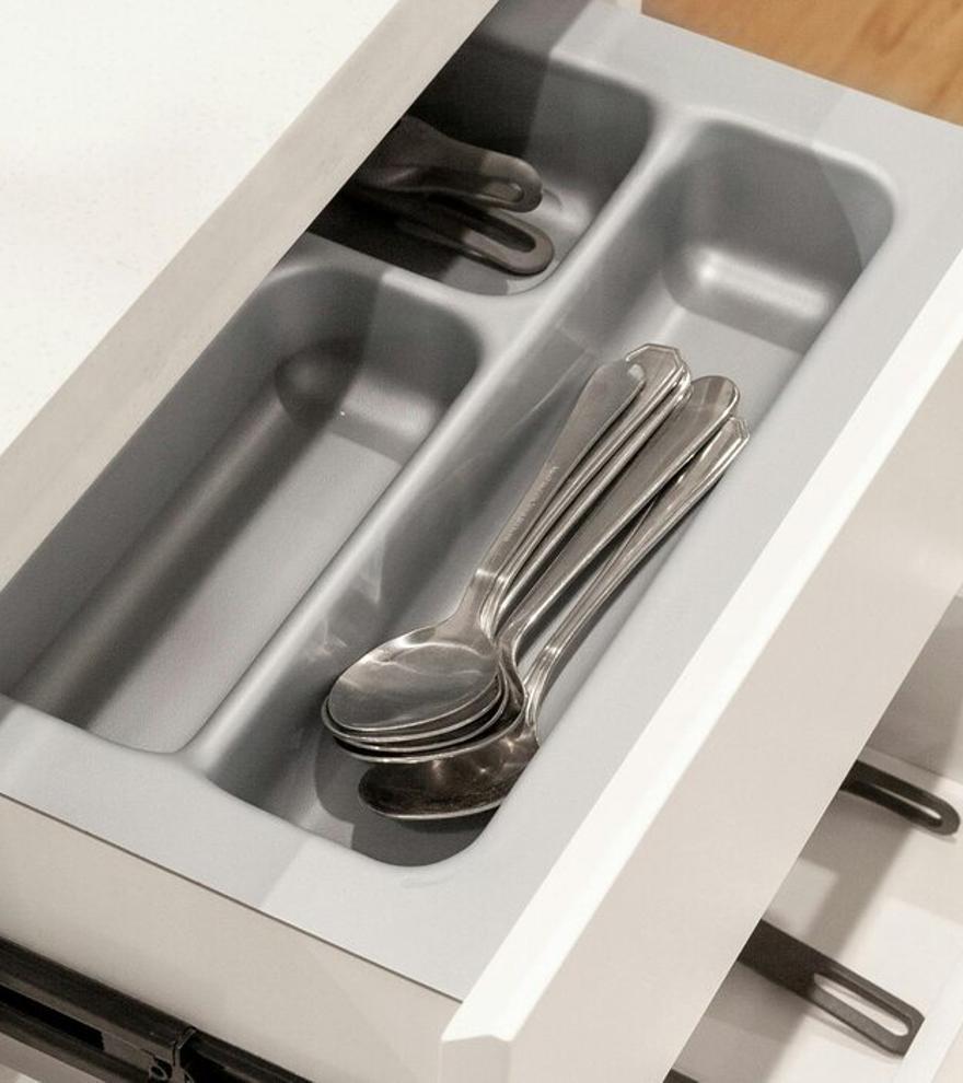 Adiós a los cajones de la cocina: la solución con perchas de Ikea que puedes colocar en cualquier parte