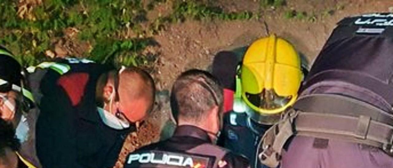 Bomberos y policías nacionales en el rescate de una persona tras un intento de suicidio.