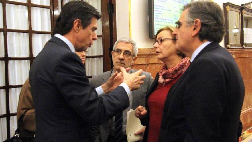 Soria, ayer, dando explicaciones sobre la situación de Alcoa a los diputados asturianos Gaspar Llamazares, Mariví Monteserín y Ovidio Sánchez, en un pasillo del Congreso.