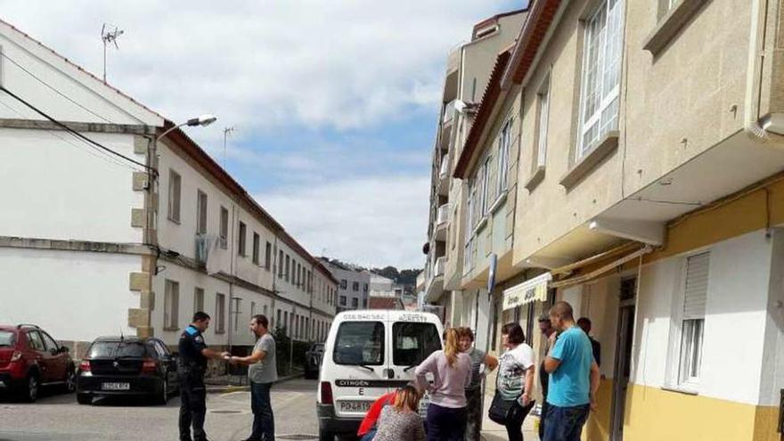 La vecina es atendida en la calle Arenal, tras el atropello. // G.N.