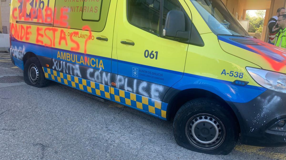 Una ambulancia del 061 en Cangas.