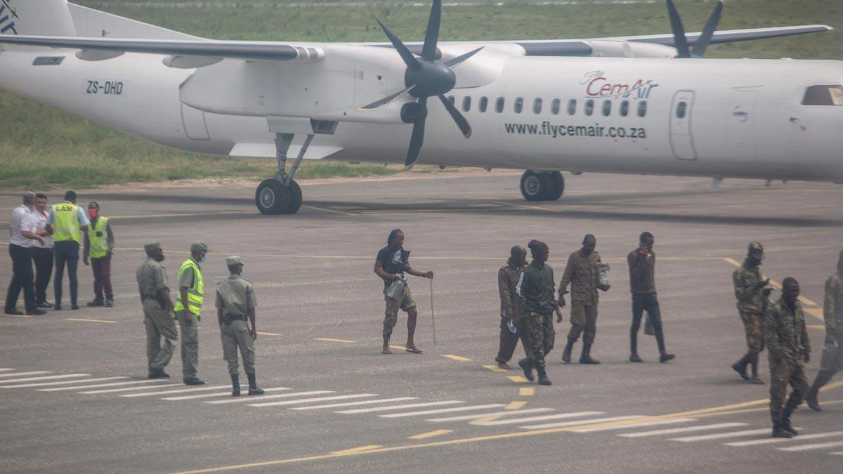 Soldados de Mozambique en el aeropuerto de Pemba, la ciudad no para de recibir a ciudadanos que huyen del yihadismo.