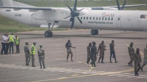 31/3/2021 7:02:00-MozambiqueTOPSHOT - Mozambican soldiers are seen leaving the tarmac of the airport in Pemba on March 31, 2021. - Sporadic clashes broke out in Palma on Tuesday as thousands of residents hid around the besieged northern Mozambique town, scrambling to escape the area overrun by jihadist militants, aid agencies said. Insurgents affiliated with the Islamic State group launched a raid to overrun the coastal town last Wednesday, ransacking buildings and beheading civilians. (Photo by - / AFP)Pemba