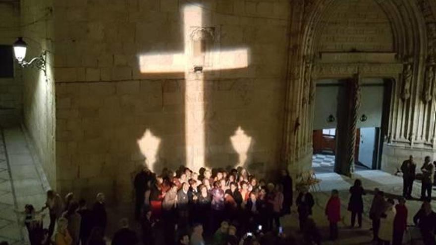 Imagen de la cruz proyectada en la fachada de San Martín.