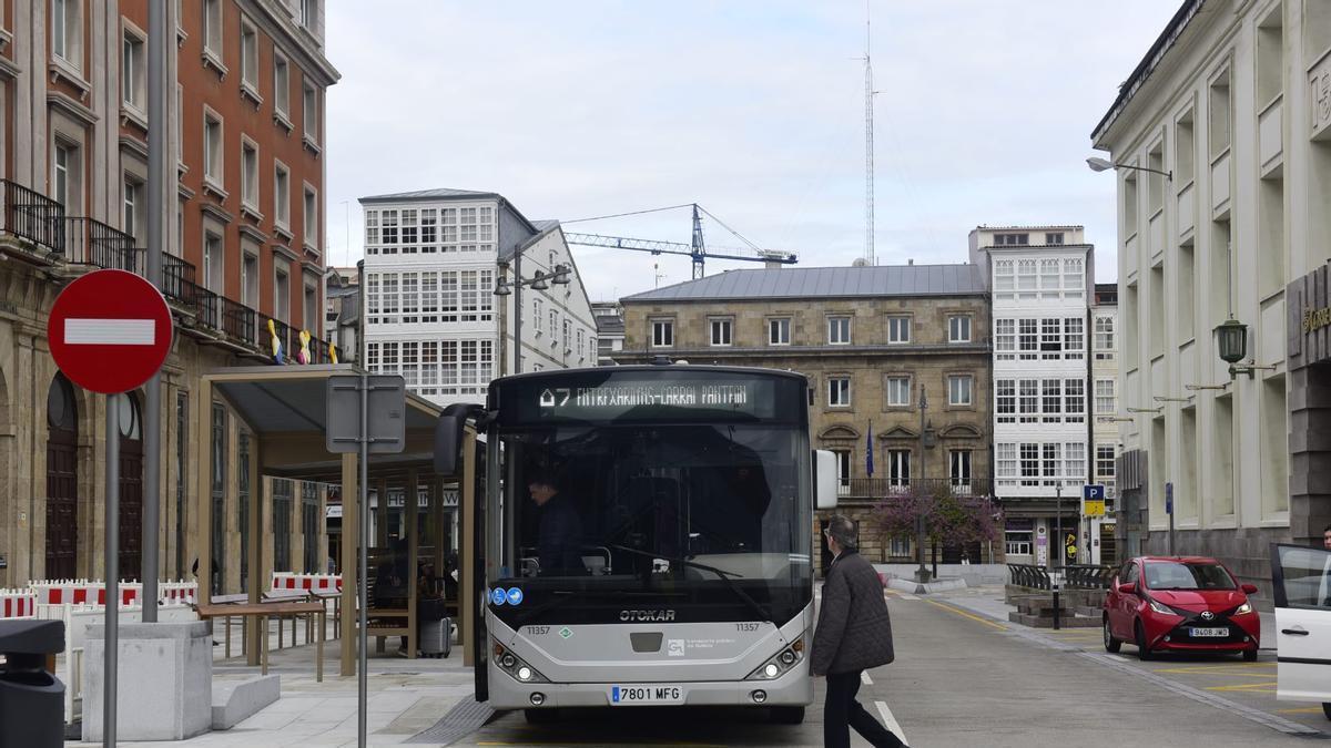 Parada de autobuses metropolitanos en Correos.