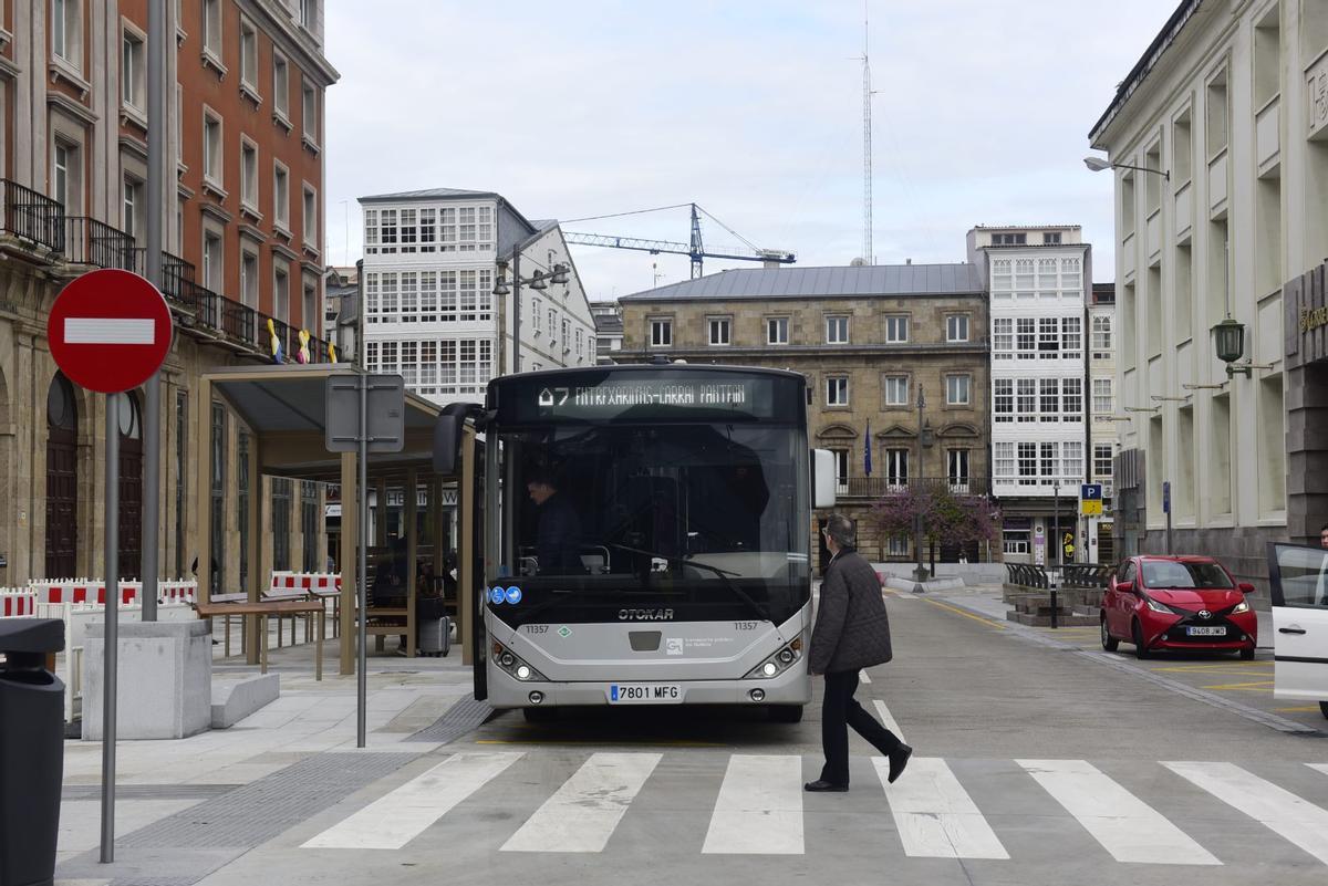 Nueva parada del bus metropolitano en Correos tras su traslado de Entrejardines por las obras en los Cantones.