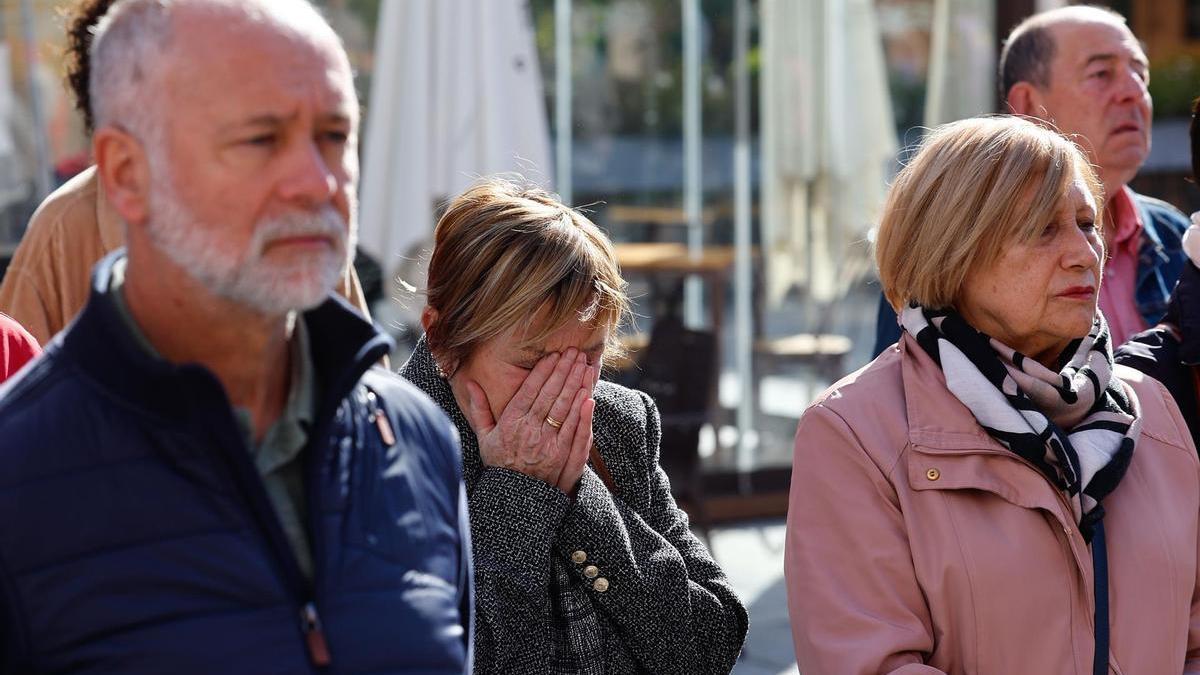 Una mujer llora durante los cinco minutos de silencio en el Ayuntamiento de Móstoles por el asesinato machista, el domingo.