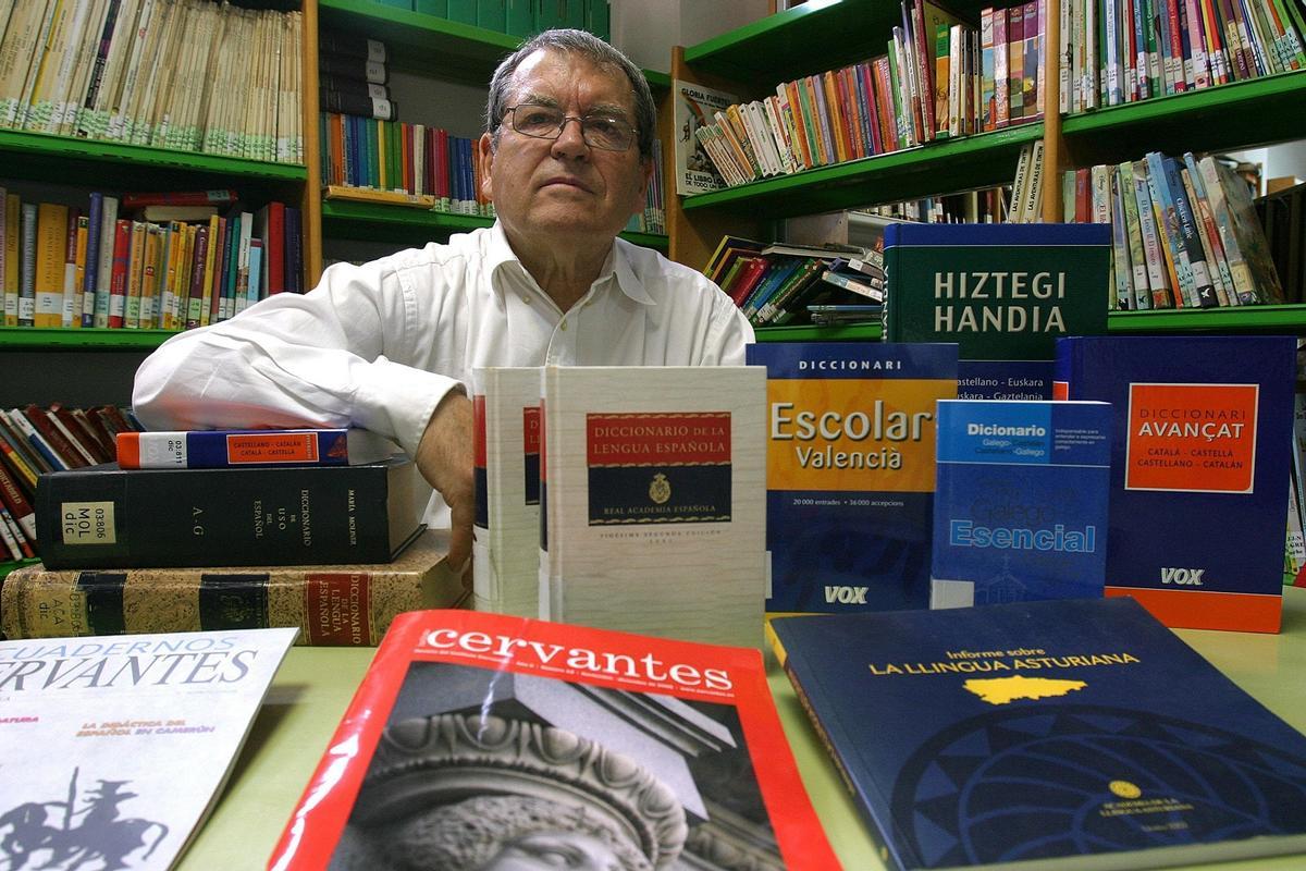 José Antonio Sierra, en 2007, con diccionarios de diferentes lenguas españolas.