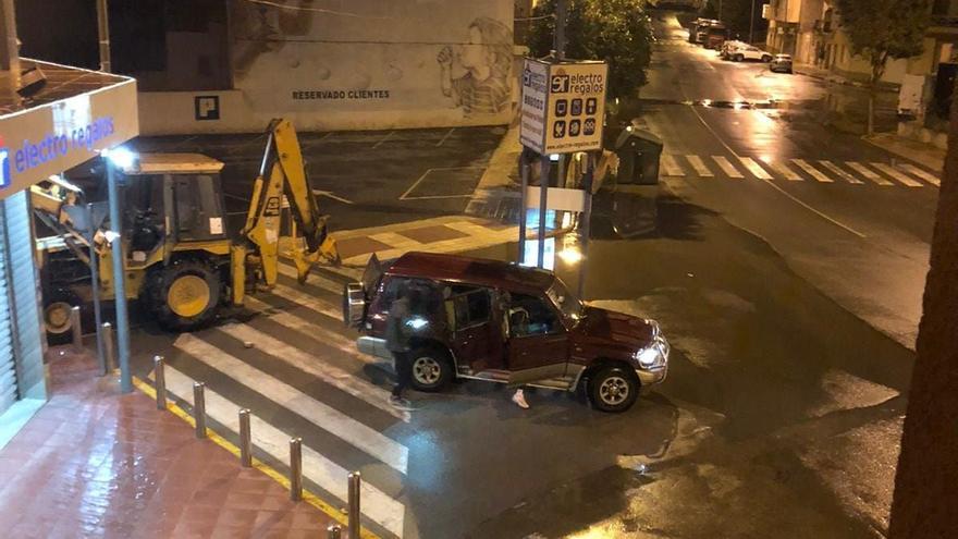 Roban una excavadora para reventar una tienda de Torre Pacheco